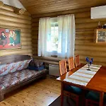 Villa Elaemyksellinen Tuurujaerven Rannalla. Ulvila
