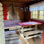 Elaemyksellinen Tuurujaerven Rannalla.