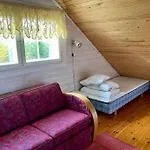 Villa Elaemyksellinen Tuurujaerven Rannalla.
