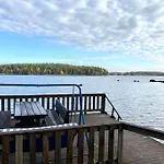 Elaemyksellinen Tuurujaerven Rannalla. Villa Ulvila
