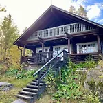 Elaemyksellinen Tuurujaerven Rannalla. Villa *