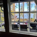 Elaemyksellinen Tuurujaerven Rannalla. *