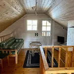 Elaemyksellinen Tuurujaerven Rannalla.