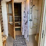Elaemyksellinen Tuurujaerven Rannalla. *