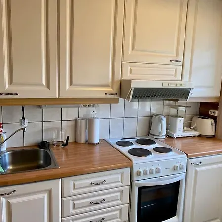 Elaemyksellinen Tuurujaerven Rannalla.