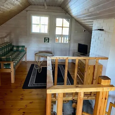 Elaemyksellinen Tuurujaerven Rannalla.