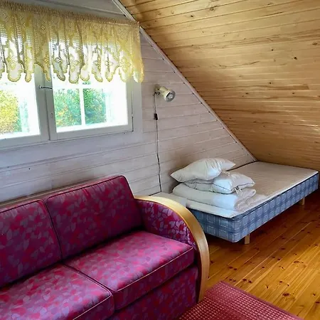 Vila Elaemyksellinen Tuurujaerven Rannalla.