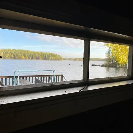 Elaemyksellinen Tuurujaerven Rannalla. Villa
