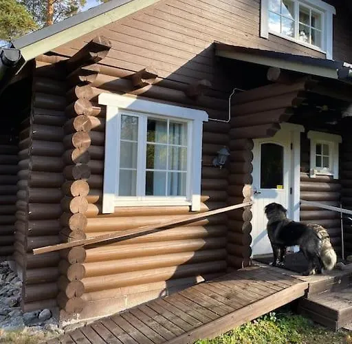 Elaemyksellinen Tuurujaerven Rannalla.