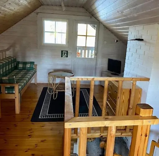 Elaemyksellinen Tuurujaerven Rannalla.