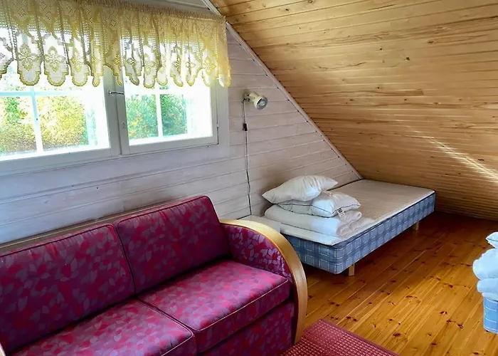 Willa Elaemyksellinen Tuurujaerven Rannalla.