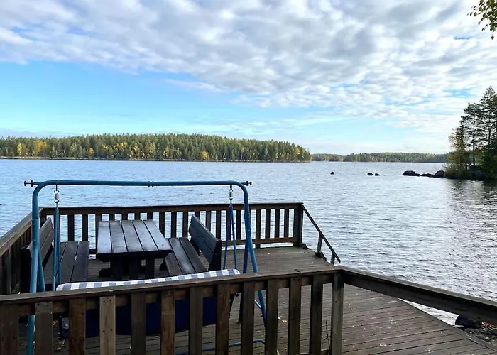 Elaemyksellinen Tuurujaerven Rannalla. Willa Ulvila